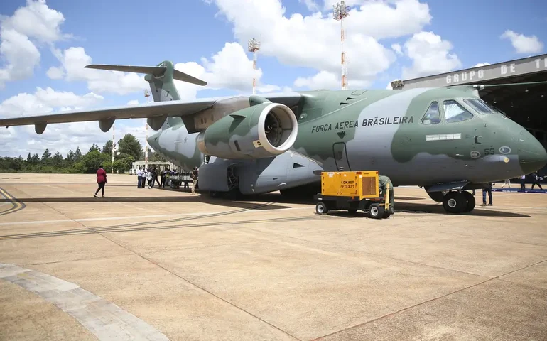 Avião da FAB segue para o Cairo para nova repatriação de brasileiros