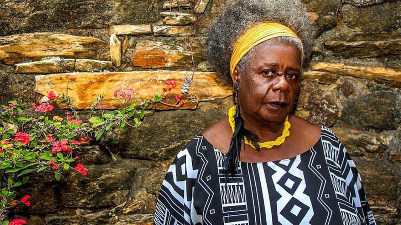 Inácio Loiola concede a Medalha de Mérito Zumbi dos Palmares à ativista negra Conceição Evaristo