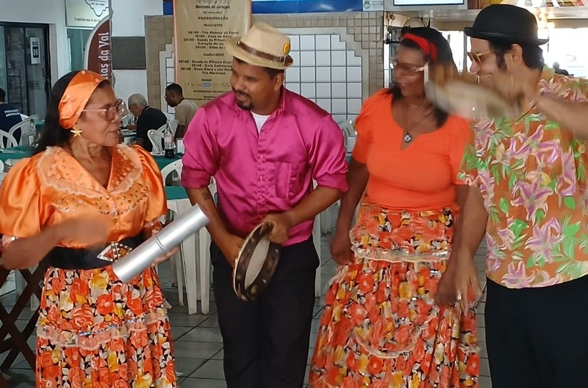 Mestre Zeza do Coco se apresenta no Mercado Público do Jaraguá