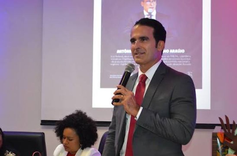 Justiça Eleitoral suspende ordem genérica de retirada de material político e afasta advertência penal contra o reitor da Ufal