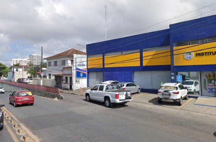 DMTT reforça sinalização de proibição de tráfego em alça de viaduto