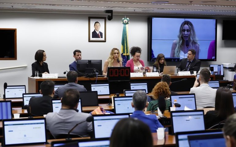 Debatedores expõem tortura, superpopulação e baixo orçamento do sistema prisional