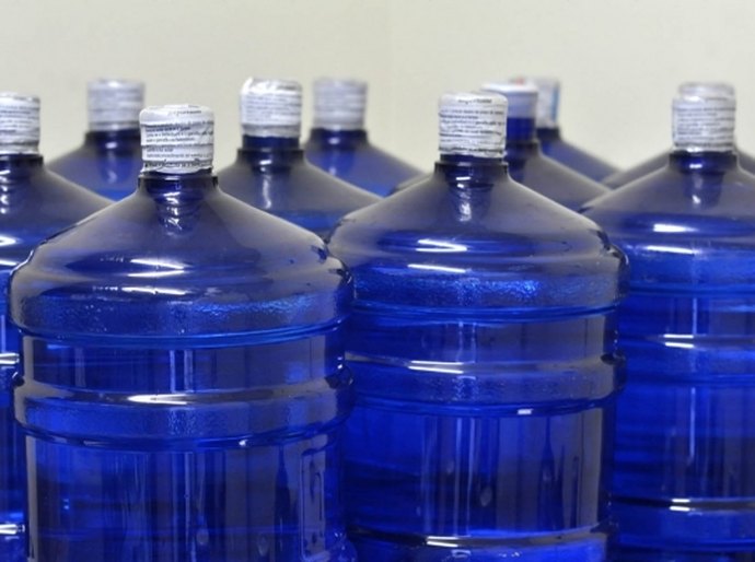 Empresa irregular de água mineral é submetida a regime de fiscalização