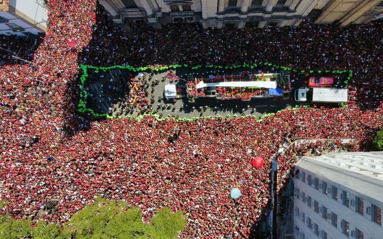 Famílias se juntam à multidão para festejar título do Flamengo no RJ