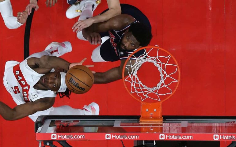 Embiid garante vitória dos 76ers sobre os Raptors; Bulls empatam série com Bucks