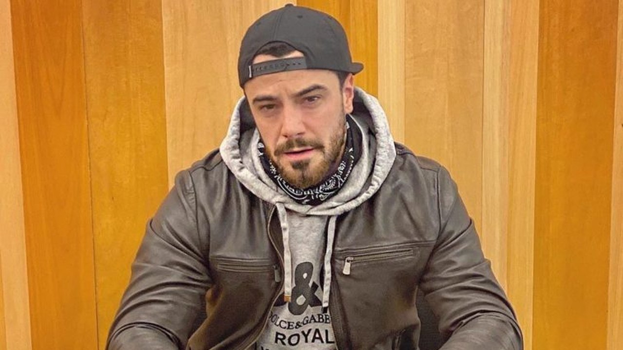Felipe Titto entrega cobertores para moradores de rua em São Paulo