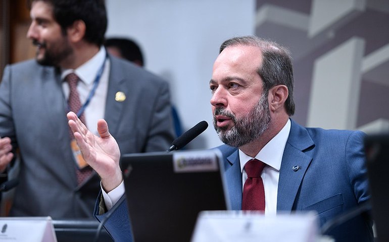 Ministro de Minas e Energia vai ao Cade defender política de preços da Petrobras
