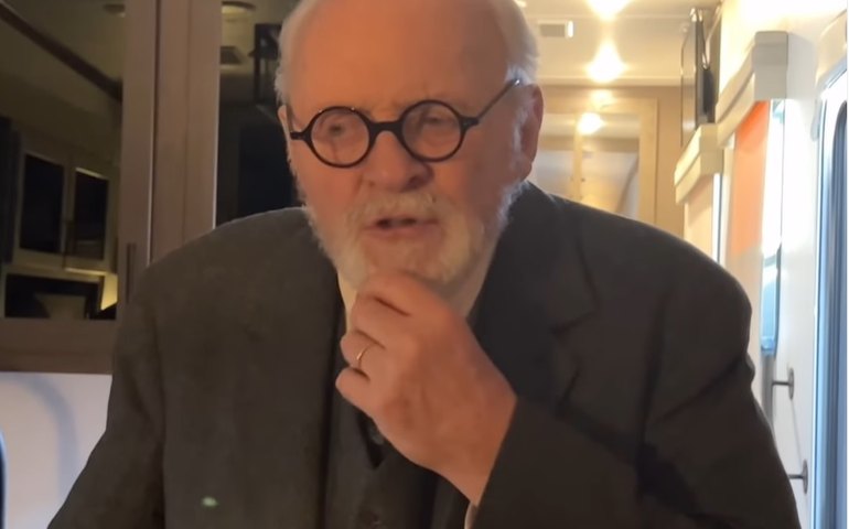 Anthony Hopkins é comparado a Jô Soares após postar vídeo caracterizado de Freud