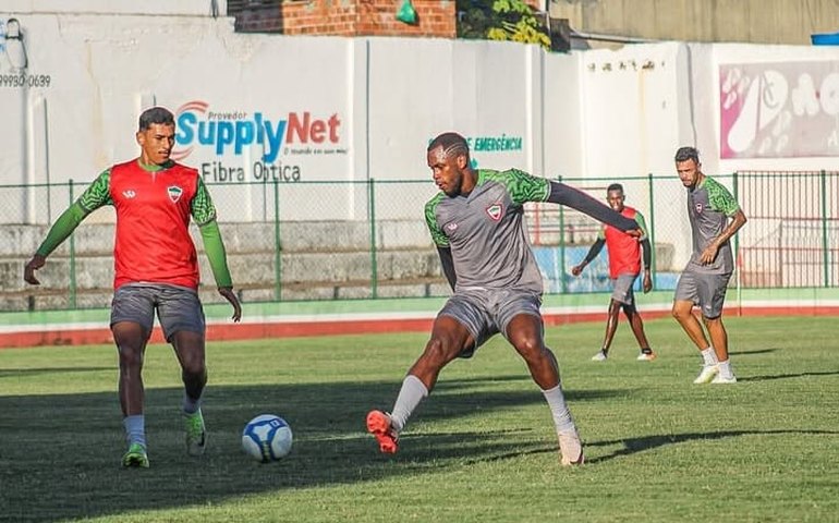 Buscando a melhor formação para enfrentar o CSA, Parreirinha poderá colocar Valdeir no meio-campo