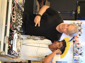 Yachykoran da tribo Karirixocó Xucurus Kariri fazendo um test drive com o mais fera dos DJs, Henrique Peixe