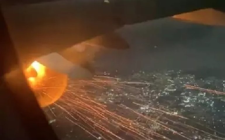 Chamas saem de motor de avião no Texas e assustam passageiros: ‘vai cair’; vídeo