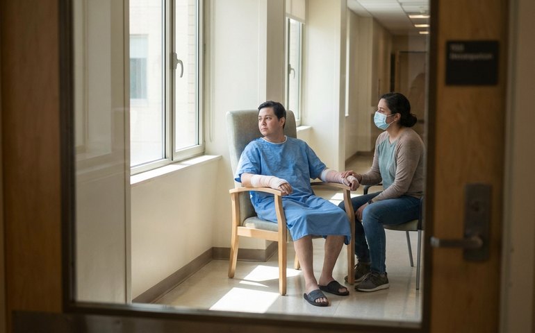 Advogada que salvou mãe e primo de incêndio no Paraná desperta do coma