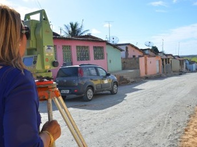 Prefeita Iolanda Alcântara visita obra de asfalto na Terra da Esperança