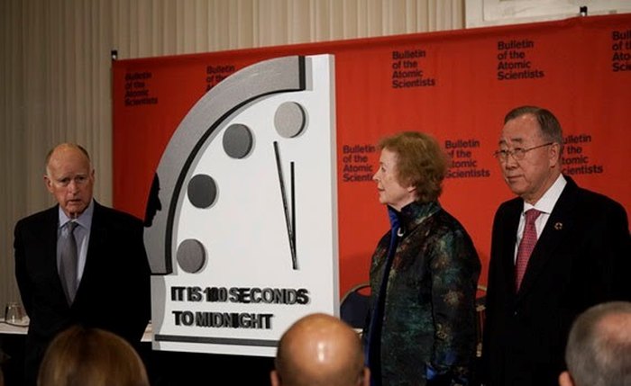O presidente executivo do Boletim Atômico, Jerry Brown, apresenta o Relógio do Apocalipse