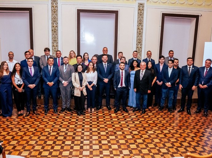 Câmara Municipal faz história e empossa 17 servidores aprovados em concurso público