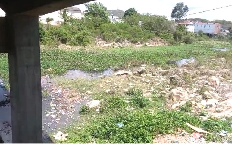 Vídeo revela leito do Rio Ipanema coberto de lixo em Santana: “Cheiro de fezes e descaso”