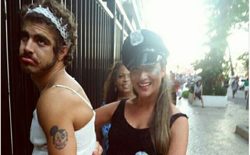Vestido de mulher, Caio Castro é algemado por &#8216;policial&#8217; em bloco de Carnaval