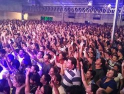Jovens adoram a Deus e são impactados por seu poder em Maceió