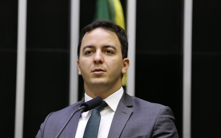 Recordista de projetos na Câmara, deputado quer proibir uso de chicote em animais