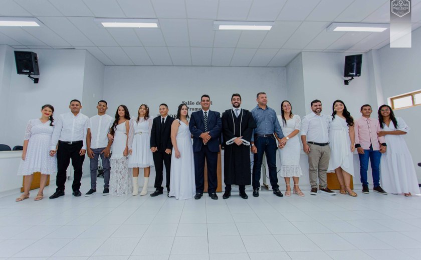 Casal com deficiência auditiva oficializa união com ajuda de intérprete