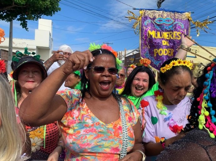 Pessoas idosas celebram Carnaval da Convivência no Cras Pitanguinha