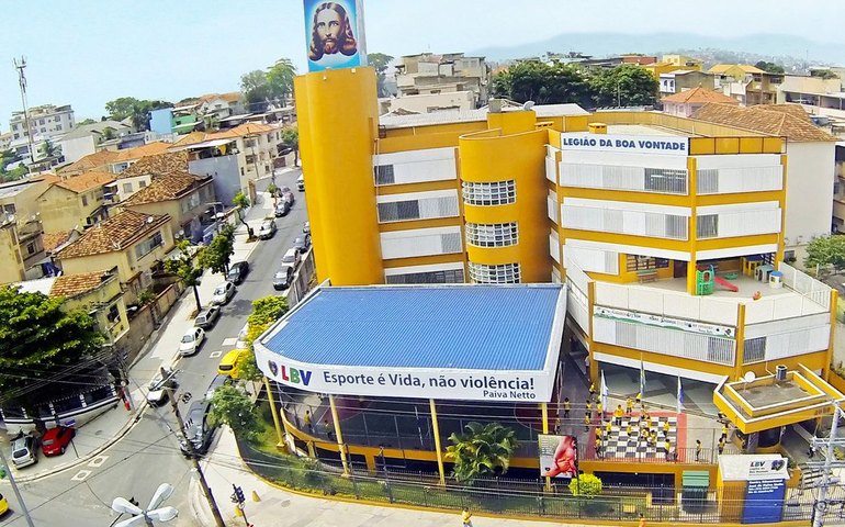 Menina de 13 anos é baleada em escola na zona norte do Rio