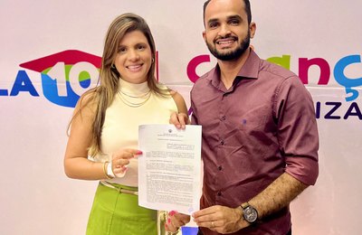 Prefeita Marcela Gomes assina adesão de Novo Lino em novas ações do programa Escola 10