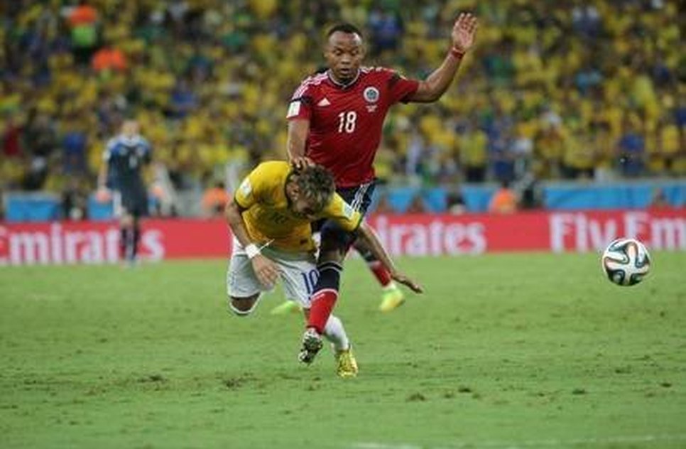 Joelhada lesionou a vértebra de Neymar/ Agência Estado