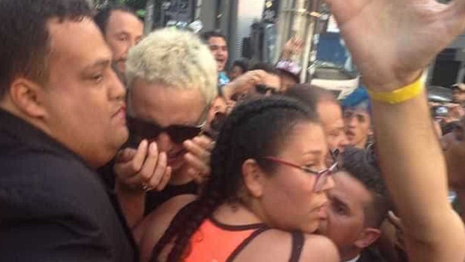 Pabllo Vittar chora ao ficar presa entre fãs após show