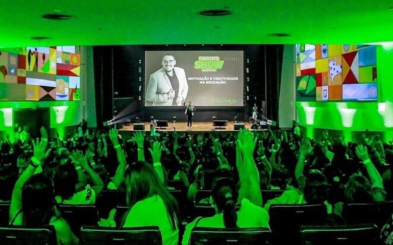 Abertura da Jornada Pedagógica de Penedo lota Centro de Convenções