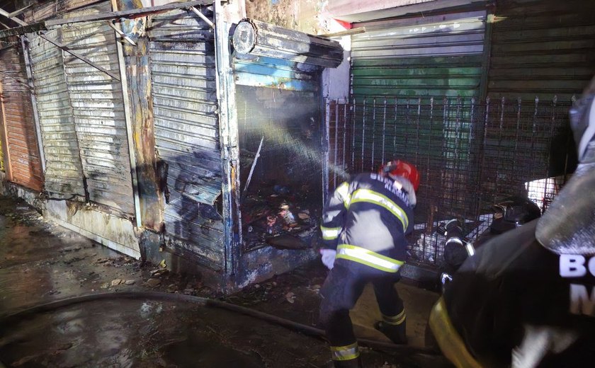 Incêndio atinge barracas de celulares e confecções na Feira do Rato, em Maceió