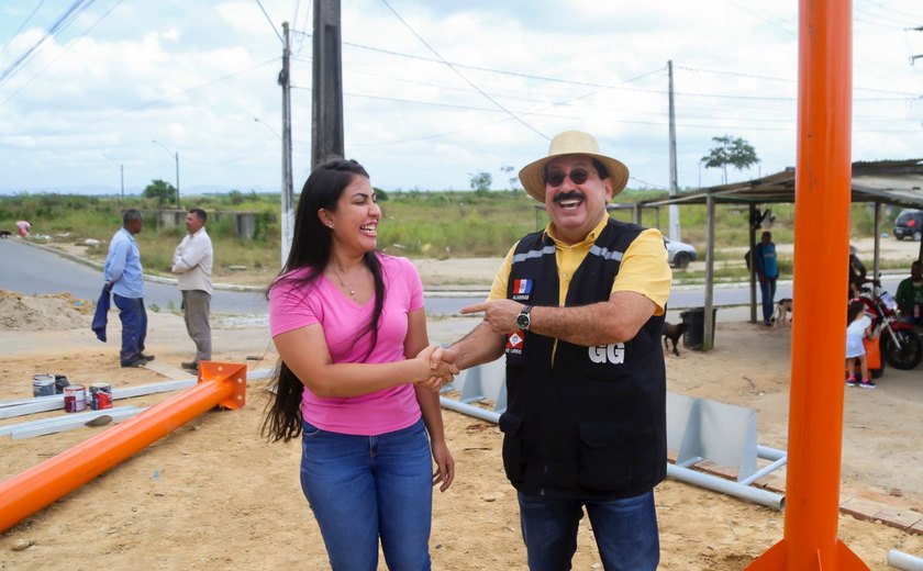 Secretária Gabriela Gonçalves e o prefeito de Rio Largo vistoriaram a implantação e revitalização dos abrigos de ônibus