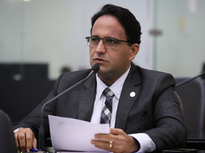 Projeto do deputado Mesaque Padilha garante prioridade em programas habitacionais para responsáveis de crianças autistas