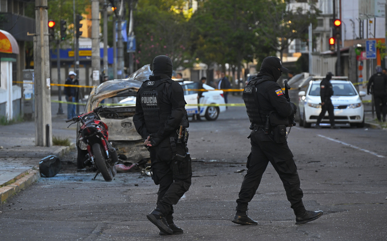 Carros-bomba e ataques com granadas abalam a capital do Equador