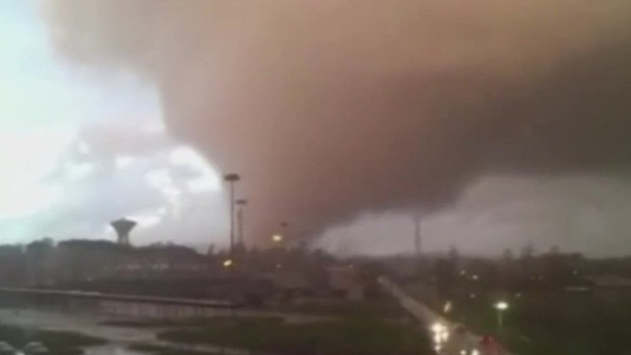 Imagens mostram passagem de tornado na Itália
