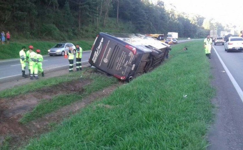 Ônibus da dupla George Henrique e Rodrigo capota em rodovia