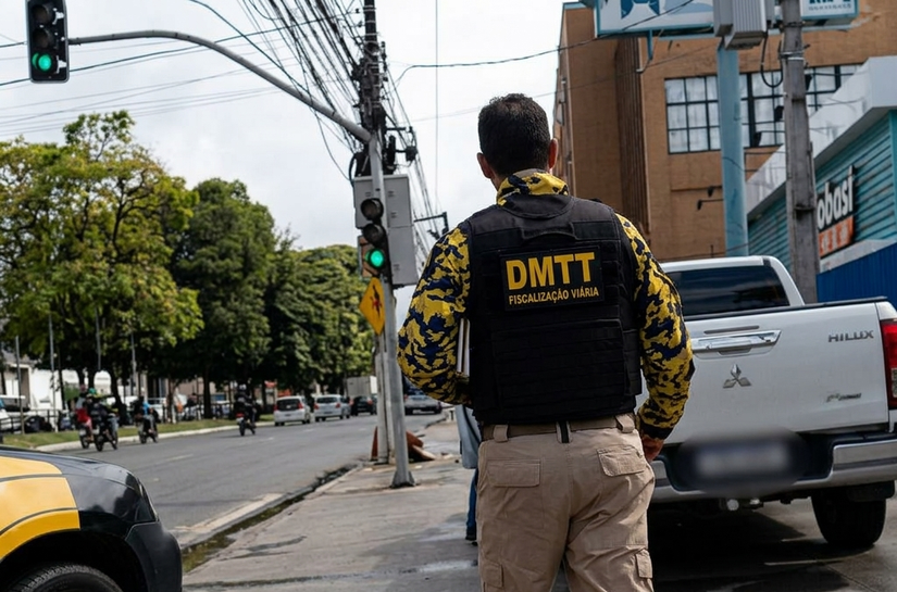 Veículo com dispositivos irregulares é abordado durante fiscalização do DMTT