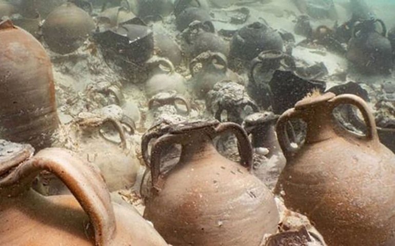 Naufrágio de 2.000 anos com peças de cerâmica intatas é descoberto na costa da Turquia (VÍDEO)