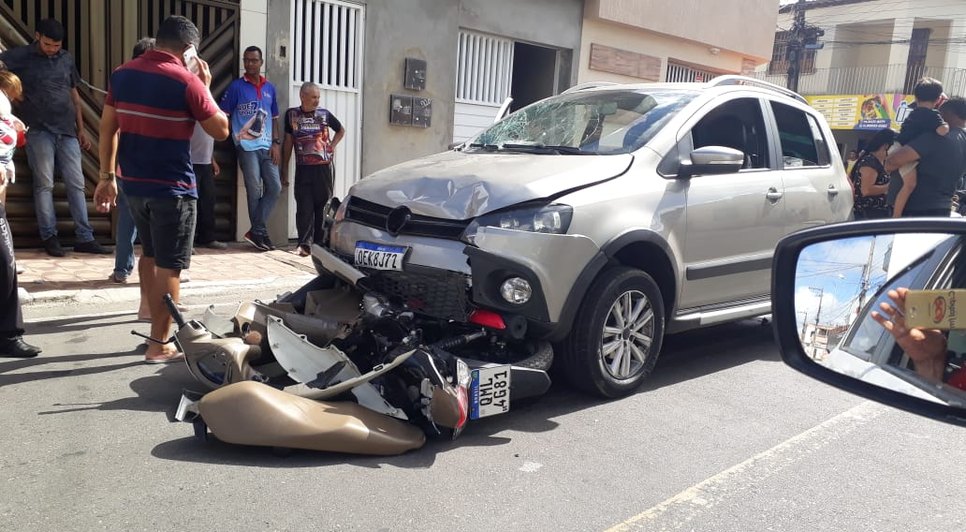 Mulher fica ferida após colisão entre carro e moto em Itabaiana / Foto: Foto: Reprodução/Redes Sociais