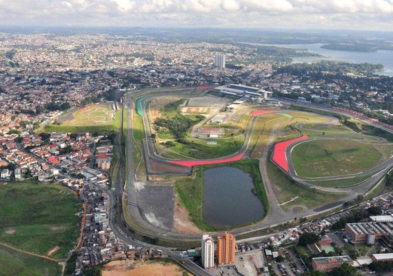 Autódromo de Interlagos passa por reparos na madrugada para receber treinos deste sábado