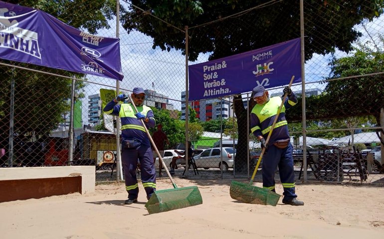 Prefeitura intensifica limpeza de quadras de areia em Maceió