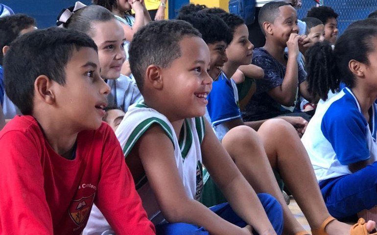 Educadores da SMTT realizam atividades lúdicas sobre o trânsito em escola do Petrópolis