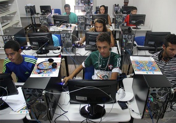 Biblioteca Pública capacita jovens da Grota do Cigano em informática básica