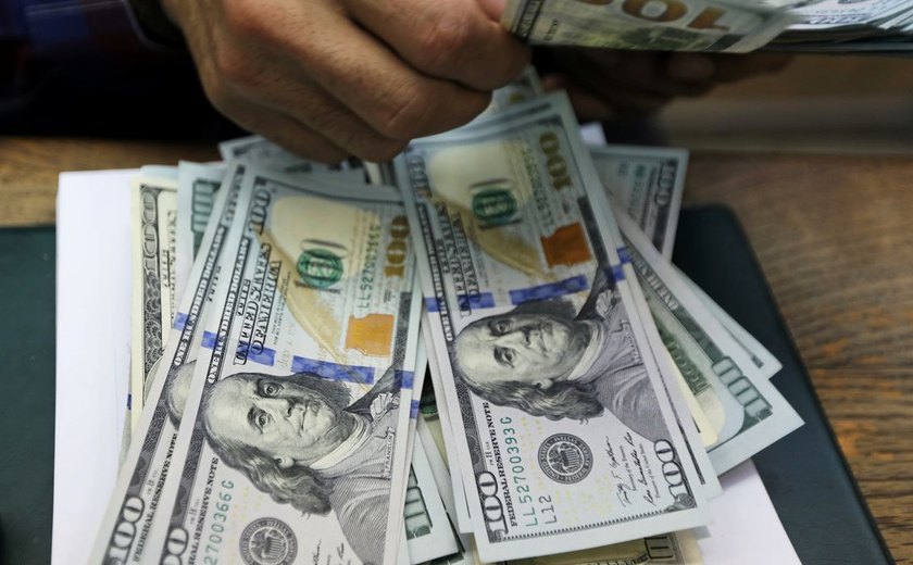 Dólar cai a R$ 5,11 com dados melhores de inflação nos EUA e no Brasil