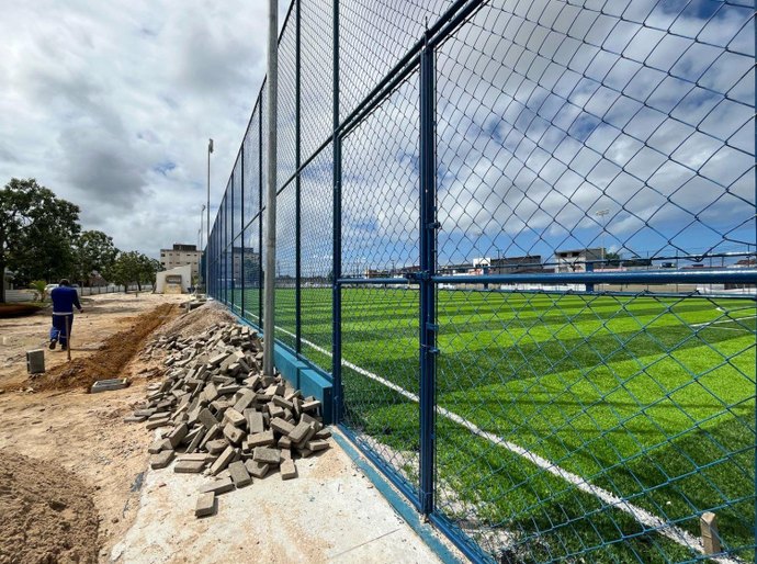 Comunidade do Alto da Alegria ganha espaço de lazer com areninha