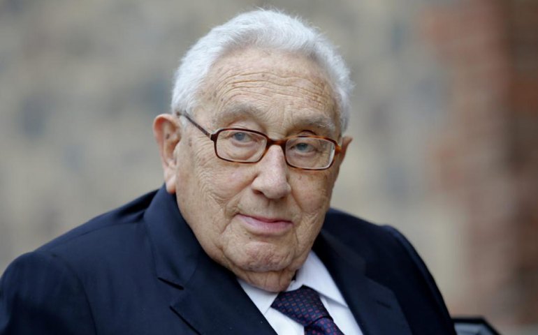 Longevo e controverso, Kissinger ganha biografia