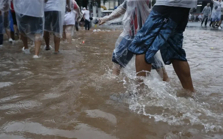 Chuva provoca transbordamento de córregos e alagamentos em SP; Defesa Civil emite alerta severo