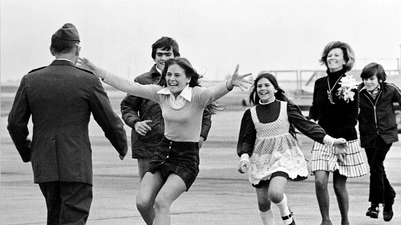 Sal Veder, fotógrafo da Associated Press vencedor do Prêmio Pulitzer, que capturou a icônica imagem 'Explosão de Alegria', morre aos 99 anos.