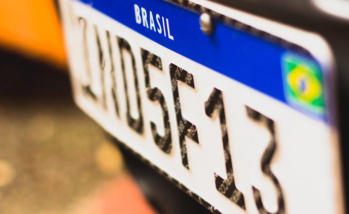 O uso do veículo sem as placas de identificação é proibido