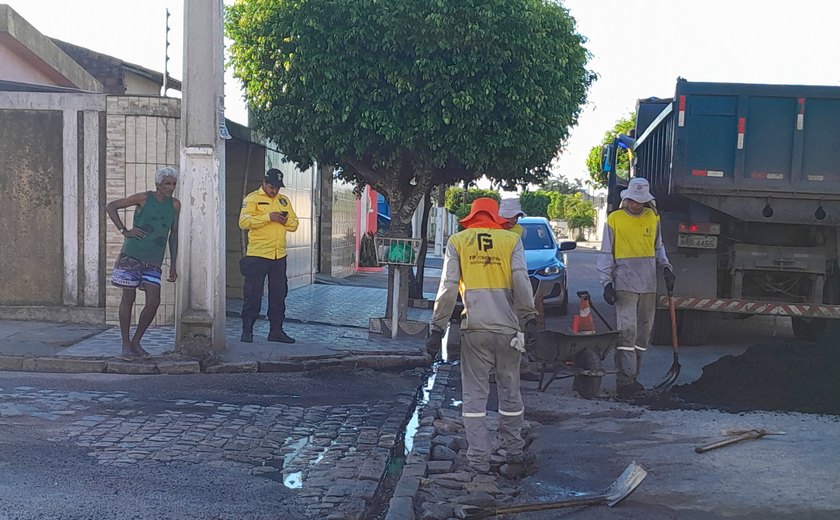 Prefeitura vai a pontos críticos e recupera malha viária no centro de Arapiraca